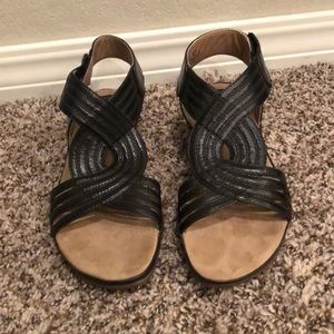 Yuu brand Velcro sandals